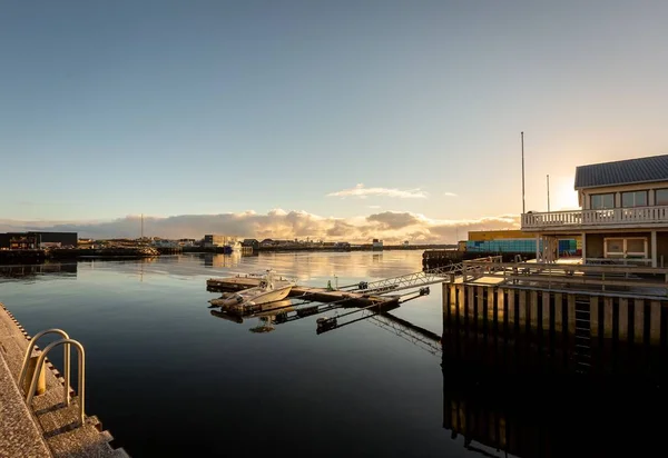 Het Uitzicht Gebouwen Aangemeerde Boot Het Meer Onder Blauwe Lucht — Stockfoto