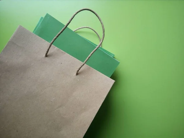 Papiereinkaufstasche Mit Büchern Auf Grünem Hintergrund — Stockfoto