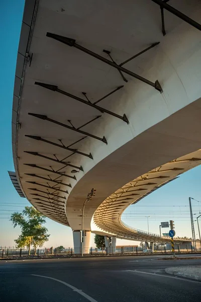 Een Verticaal Schot Van Brug Met Trai Alges Portugal — Stockfoto