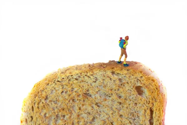 Пішохід Рюкзаком Стоїть Вершині Шматочка Підсмаженого Хліба Білого Фону — стокове фото