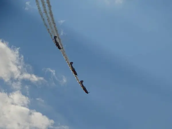 Πλήρωμα Αεροπλάνων Που Πετούν Στον Αέρα Φόντο Τον Γαλάζιο Ουρανό — Φωτογραφία Αρχείου