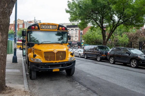 Žlutý Školní Autobus Ulici New Yorku Během Dne — Stock fotografie