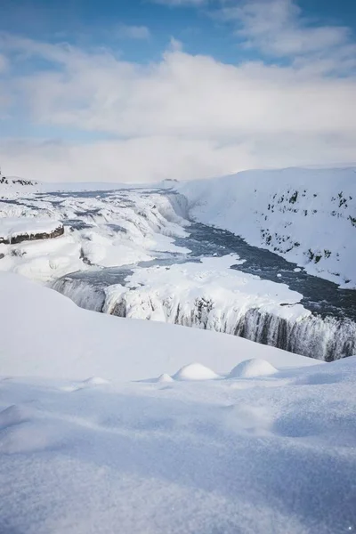 Vertikal Bild Snötäckta Mount Sortiment Blå Molnig Himmel — Stockfoto