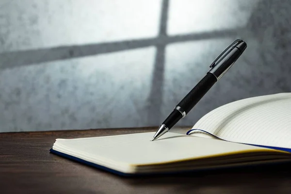 Крупним Планом Знімок Ручки Пише Сторінці Ноутбука — стокове фото