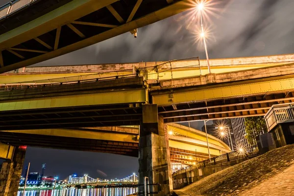 宾西法尼亚匹兹堡夜晚美丽的桥梁和国家警察公园的风景 — 图库照片