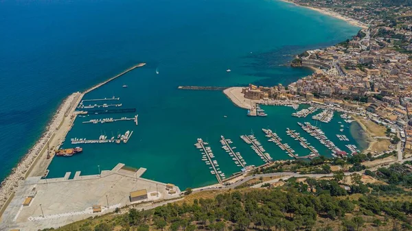 Güneşli bir günde deniz kenarındaki modern binaların havadan görünüşü.