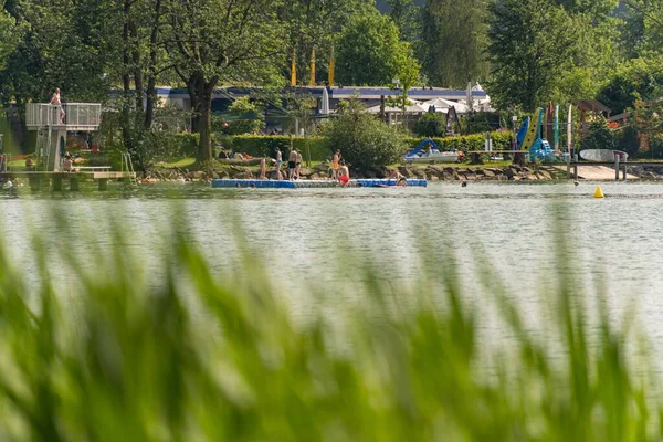 Une Vue Des Gens Qui Reposent Sur Une Rive Lac — Photo