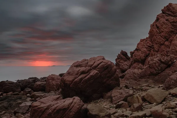 一片岩石和海洋的风景 充满了乌云和日落的全景 — 图库照片