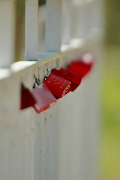 Petites Serrures Rouges Sur Une Clôture Bois Comme Symbole Amour — Photo