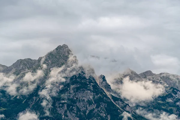 Ένα Όμορφο Ορεινό Τοπίο Κάτω Από Ένα Συννεφιασμένο Ουρανό — Φωτογραφία Αρχείου