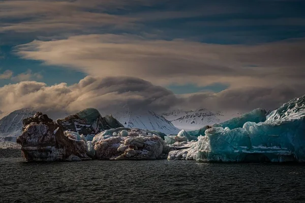 Malowniczy Widok Wielobarwnego Pływającego Lodu Chmurą Pokryte Góry Tło — Zdjęcie stockowe
