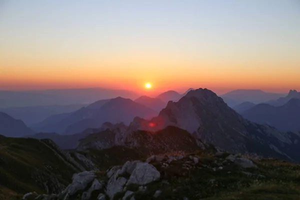 山の上の黄金の夕日の美しいショット — ストック写真