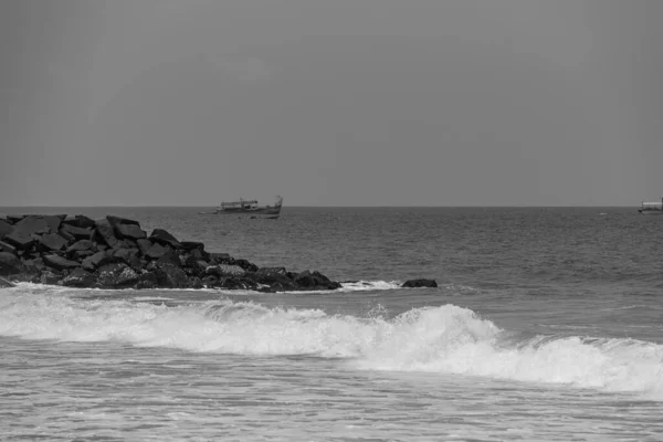 Воздушный Вид Морские Волны Вблизи Скал Фоне Плавучей Лодки — стоковое фото