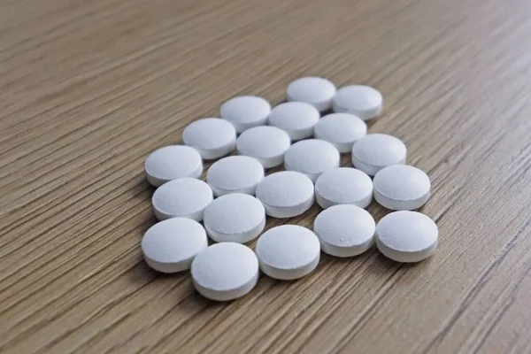 Białe Tabletki Zdrowotnego Ziołowego Suplementu Drewnianym Stole — Zdjęcie stockowe