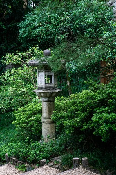 Plano Vertical Una Lámpara Una Tranquila Gardena Estilo Japonés —  Fotos de Stock