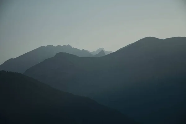 Siluet Pegunungan Dengan Puncak Kabut Pagi Saalfelden Salzburg Austria — Stok Foto