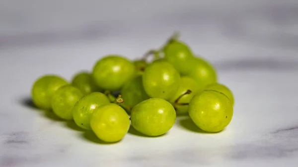 Vue Rapprochée Des Raisins Verts Sur Surface Blanche — Photo