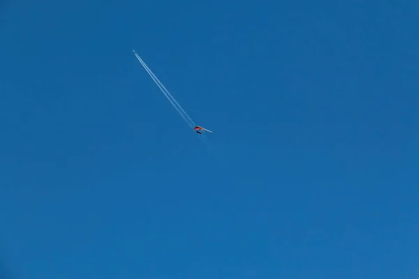 雲のない青い空を飛ぶパラグライダーの低角度ショット — ストック写真