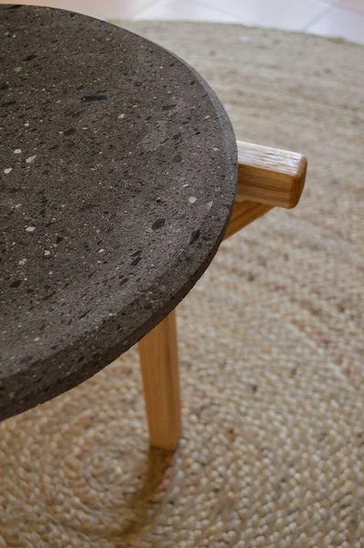 Desainer Meja Samping Kecil Dari Atas Batu Alami Dan Kaki — Stok Foto