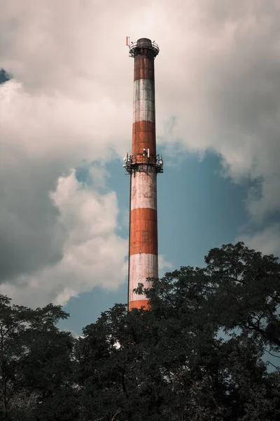 波兰弗洛克拉维克 一个工厂烟囱在多云的天空中垂直拍摄的照片 — 图库照片