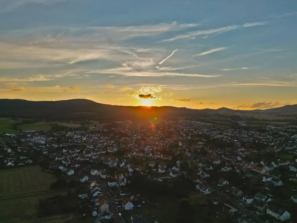 Ein Schöner Sonnenuntergang Hinter Den Bergen Einer Stadt — Stockfoto