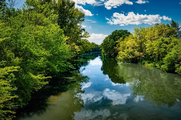Красивый Вид Озеро Окруженное Зелеными Деревьями Голубым Облачным Небом — стоковое фото