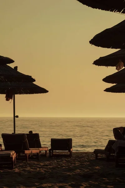 Een Verticaal Beeld Van Mensen Het Strand Tijdens Zonsondergang — Stockfoto