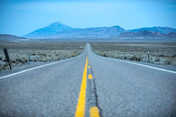 Una Toma Nivel Del Suelo Una Carretera Vacía Con Espectaculares — Foto de Stock