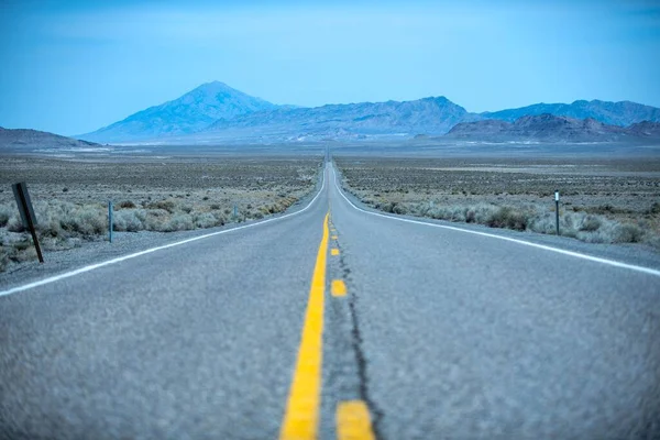 Uma Imagem Nível Solo Uma Estrada Vazia Com Montanhas Espetaculares — Fotografia de Stock