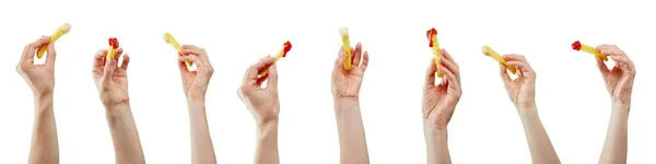 Χέρια Κρατώντας Τις Τηγανητές Πατάτες Κέτσαπ Και Λευκή Σάλτσα Μπροστά — Φωτογραφία Αρχείου