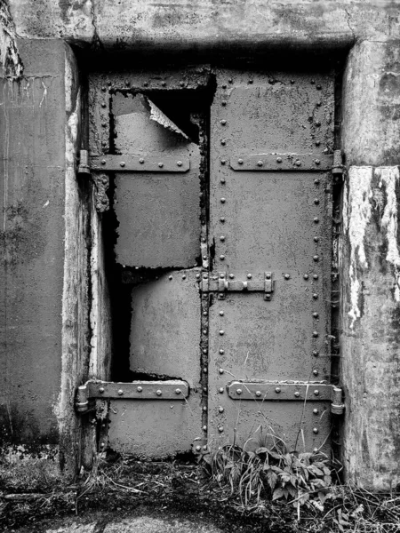 Black White Shot Heavily Rusted Old Used Door Located Outdoors — Stock Photo, Image