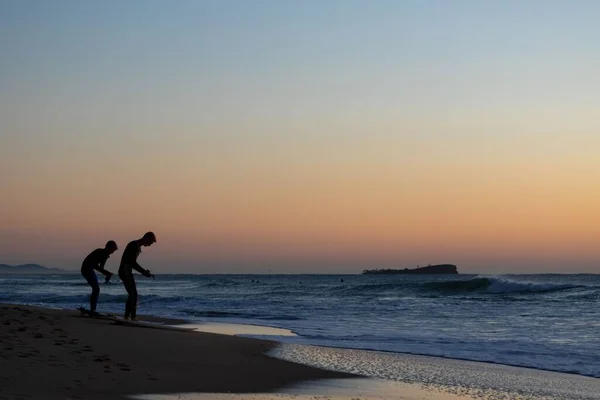 Les Silhouettes Deux Surfeurs Sur Rivage Préparent Partir Mer Maroochydore — Photo