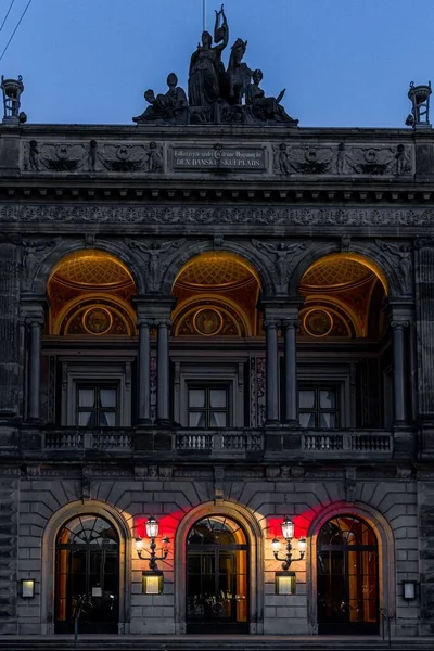 Una Toma Vertical Del Teatro Real Copenhague Dinamarca Por Noche — Foto de Stock