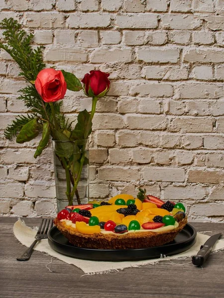 Fruitcake Met Aardbeien Bosbessen Kersen Perziken Zijaanzicht — Stockfoto