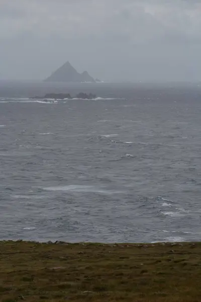 Une Belle Vue Sur Une Mer Ondulée Avec Une Île — Photo