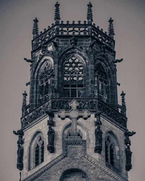 Вертикальный Монохром Готической Церковной Башни Большим Крестом — стоковое фото
