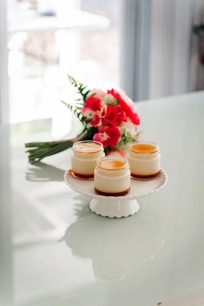 Міні Десертні Чашки Тортній Тарілці Букетом Квітів Білому Глянцевому Столі — стокове фото