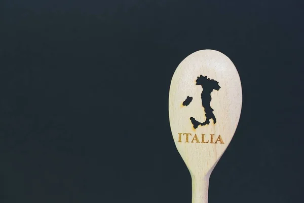Dřevěná Lžíce Vaření Obrysy Itálie Tmavém Pozadí — Stock fotografie