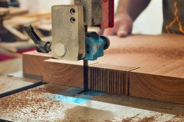 Primer Plano Hombre Haciendo Cortes Una Gruesa Plancha Madera Con — Foto de Stock