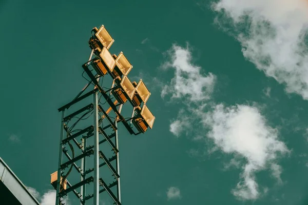 Nízký Úhel Záběru Žlutého Světla Stadionu Zelené Obloze — Stock fotografie