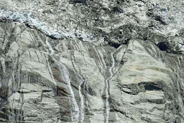 Klim Değişikliği Brenva Buzulunun Erimesi Büyük Şelaleler Oluşturuyor Courmayeur Talya — Stok fotoğraf