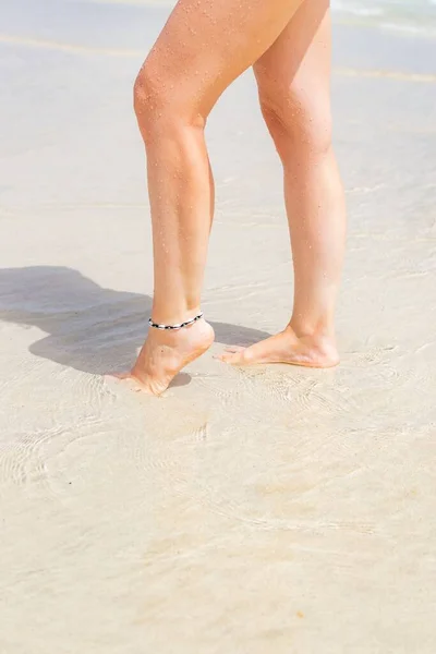Ноги Белой Женщины Берегу Пляжа — стоковое фото