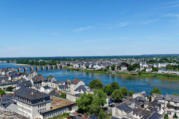 法国图尔 一个有住宅建筑和一条蓝色河流的城市在阳光灿烂的日子里的空中景观 — 图库照片