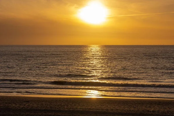 海の上の黄金の夕日の魅惑的な景色 — ストック写真