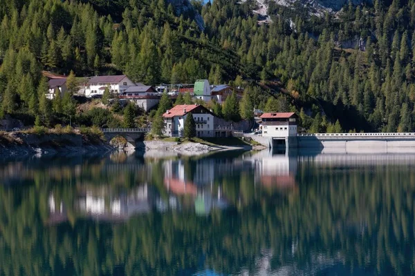 Een Schilderachtig Uitzicht Huizen Groene Bergen Reflecterend Fedaia Lake Canazei — Stockfoto
