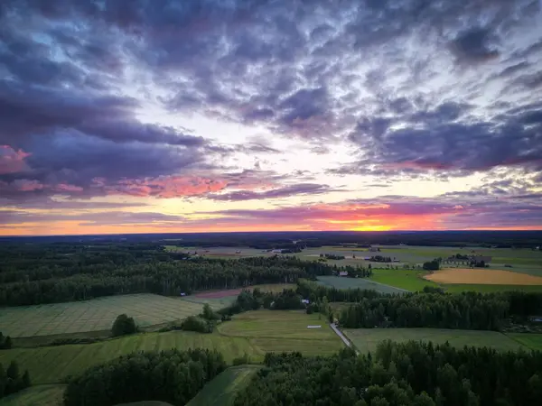 Het Prachtige Landelijke Landschap Met Groene Velden Bij Zonsondergang — Stockfoto