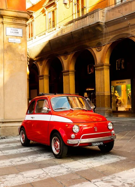 Klasické Italské Auto Zaparkované Silnice Italském Boloni Fiat 500 Červená — Stock fotografie