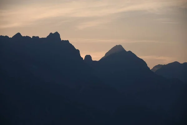 Μια Σιλουέτα Βουνών Κορυφές Στην Πρωινή Ομίχλη Saalfelden Σάλτσμπουργκ Αυστρία — Φωτογραφία Αρχείου