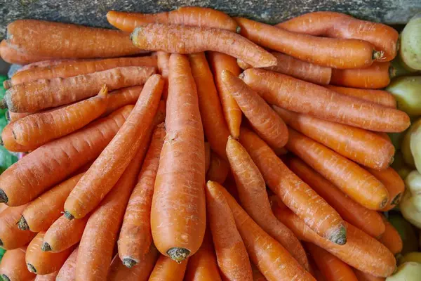 在货架上堆放和分类的胡萝卜 在市场上出售 — 图库照片