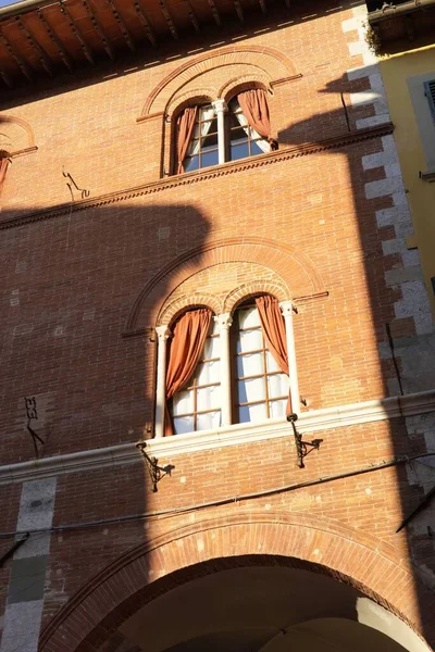 Güneşli Bir Günde Kemerli Pencereleri Olan Eski Bir Tuğla Binanın — Stok fotoğraf